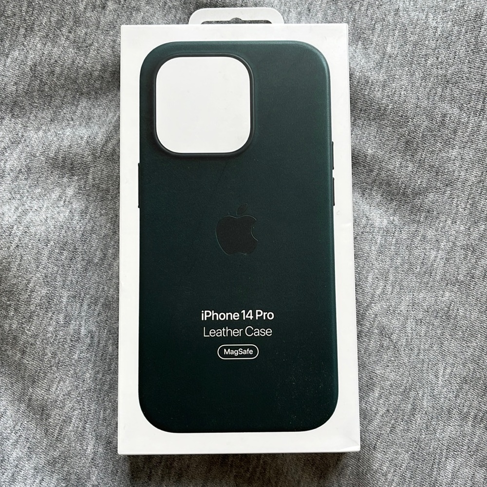 Apple iPhone 14 pro Leather Case with Magsafe forest Green brand new